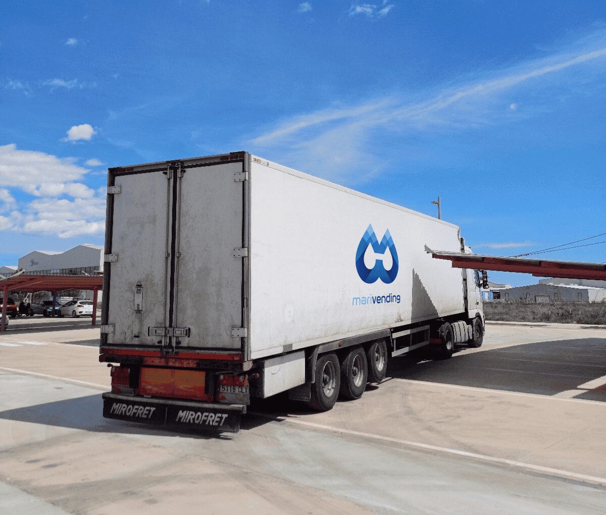 Camión trailer con botellas PET Marivending para consumo de agua mineral.